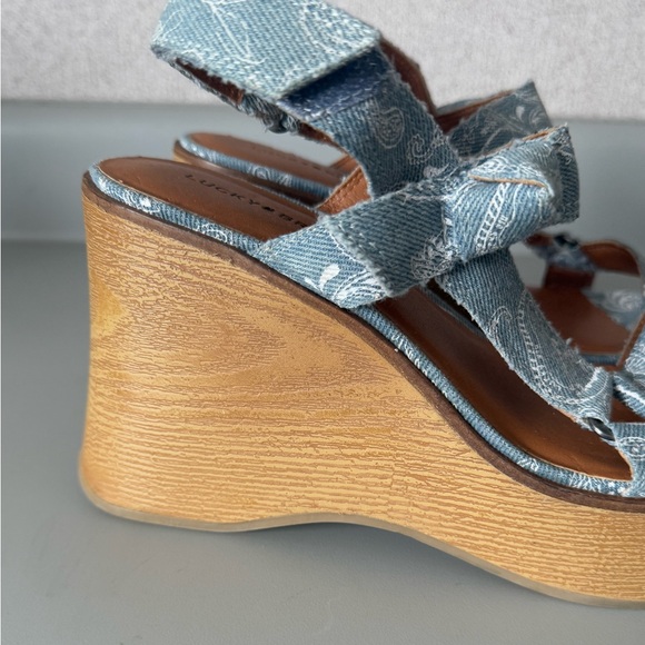Lucky Brand Women Sz 7.5 Demmia Wood Wedge Platform Strappy Printed Denim Sandal - Picture 2 of 8